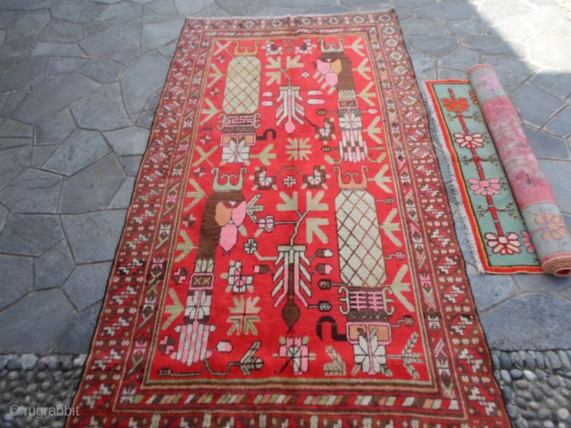 288x160 cm is the size of this Xinjiang / East-Turkestan, knotted in Oasi of Khotan.
Very good condition and very fastened colors for this piece.
More info or pictures on request.  All the  ...