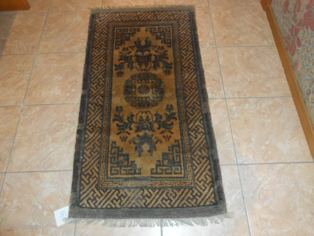 Size:  120 x 63 cm
Antique Chinese carpet in very good condition; some old repairs.
Original color and shiny wool.
I think it's an Inner MONGOLIAN carpet.
Warm regards from Lake of COMO !

Venduto in  ...