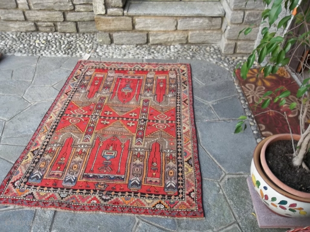 167 x 119  cm   =  5.47 ft x 3.91 ft.   
Tappeto annodato in ANATOLIA distretto di Konya.
Oriental carpet knotted in ANATOLIA, I think Konya region.
Very good  ...