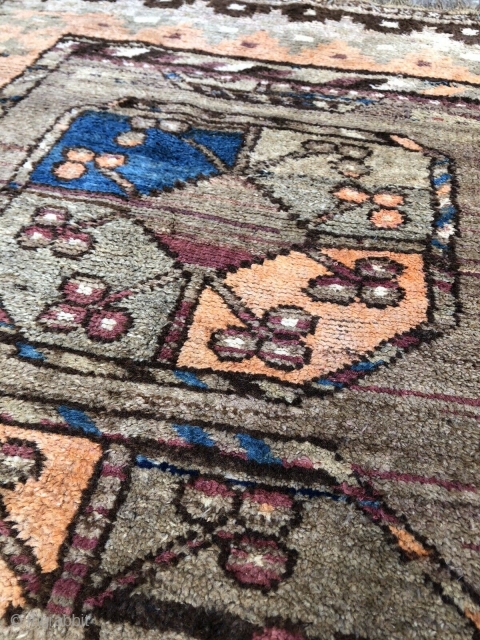 141 x 100 cm Original Belouch with big Ersari Gols.
In very good condition. Wool on Wool and natural dyes.
All original in size and with the 2 kilims at the ends.
This belouch has  ...