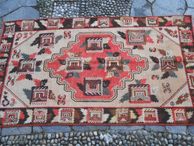 262 x 144 cm. is the size of this carpet. Quality East-Turkestan Kasghar gol farang in perfect conditions. Wool on cotton. Other photos on request.
carpet age about 80/90 years old.   