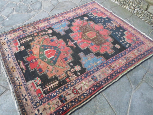 Size 200x154 cm from Chahar Mahal-va-Bachtyari (or maybe Afshar). Antique piece with
natural dyes and very original design. Very good condition for this Bachtyar knotted
around the end of XIX th. century. All wool.Piece  ...