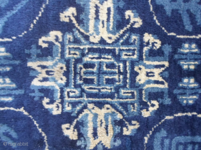 General Ma Bufang carpet knotted in region of Xinjiang-China,
around 1920. Very good condition (only 2 old restors).
4 Ideograms around the medaillon, border T and Shou ideogram.
Size is  123 x 60 cm.  ...