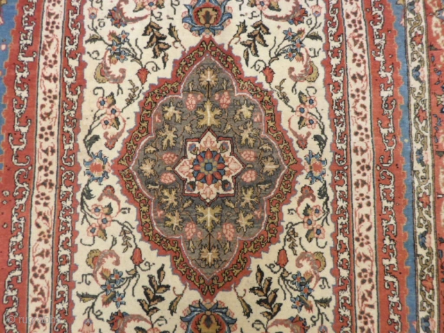 QOUM in very very good condition.
Full pile without restors.
Beautiful color and fine knot.
Persian carpet exported from the
Country before 01.01.2002.
219 x 140 cm the size.
THANKS for your attention and
for more info and photos,  ...