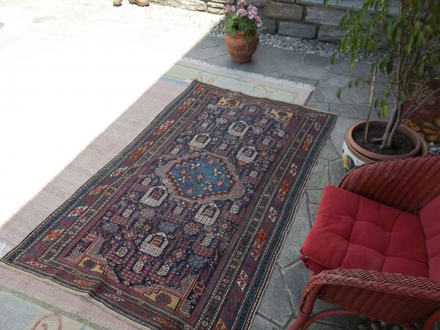 192 x 118 cm
Tappeto ORIENTALE CAUCASO distretto di KHILA antico fine 1800.
Tracce d'uso dovute all'epoca ma nel complesso tappeto bello e importante.  
Oriental carpet knotted in CAUCASUS the district of KHILA.
Some  ...