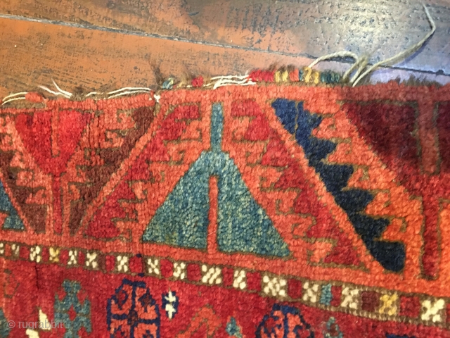 Şavak kurt rug very old fırwkment 
Size 95x38
shipping included                        