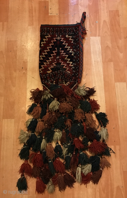 Vintage handmade Turkmen kilim arrowhead 

Size : 
Height : 100 cm
Length : 27 cm

Fast shipping worldwide by Fedex express 

Thank you for visiting my shop :)       