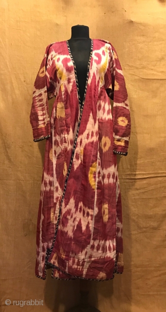 Uzbek Vintage silk ikat chapan clothes

Size 
Height : 130 cm
Under arm : 50 cm
Shoulder size : 60 cm

Fast shipping worldwide 

Thank you visiting for my shop :)      