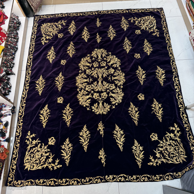 Antique Rare Ottoman Turkish handmade velvet silver thread bedcover, wall hanging decoration home
100% handmade
Size: 185 cm X 155 cm
Please feel free if you have any kind of question
Shipment is world wide door ...