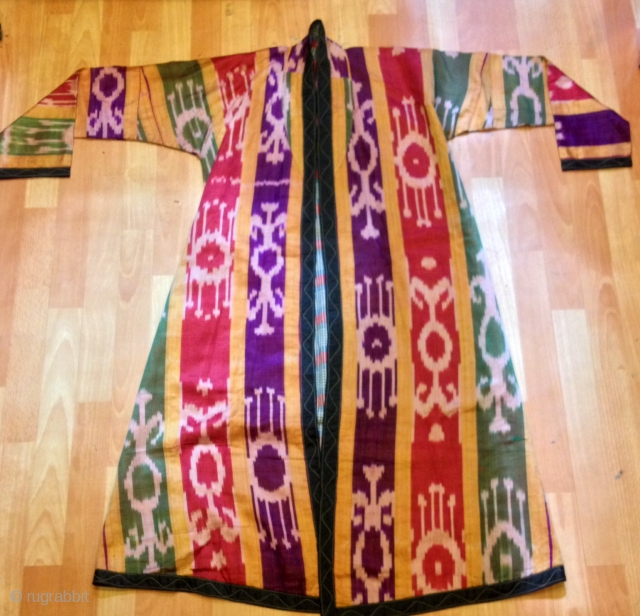 Uzbek ikat silk chapan ethnic vintage chapan
Multicolored kaftan originall colored 
Do you have any questions PLEASE contact me ,,!

Age : 1920-30s

Size: height :125 cm 
Arm length : 160 cm

100% handmade

FAST WORLDWIDE SHIPPING  ...