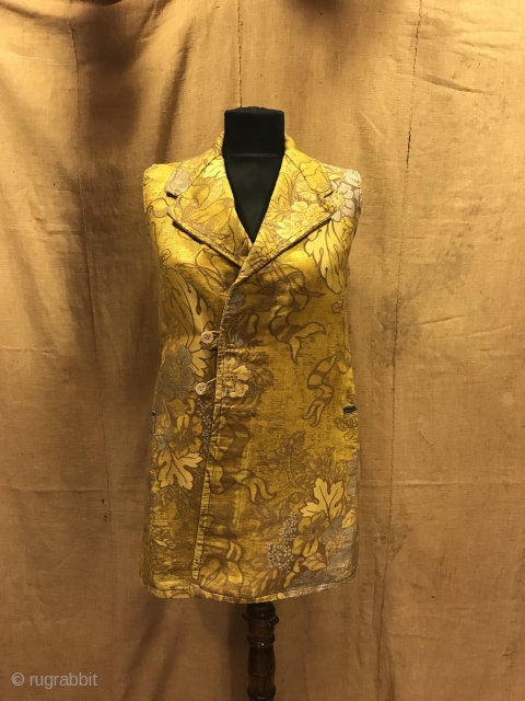 Vintage handmade uzbek vest silk on silver embroidered 

Size: 
Height : 70 cm
Under arm : 43 cm
Shoulder size: 33 cm

Fast shipping worldwide 

Thank you visiting for my shop :)    