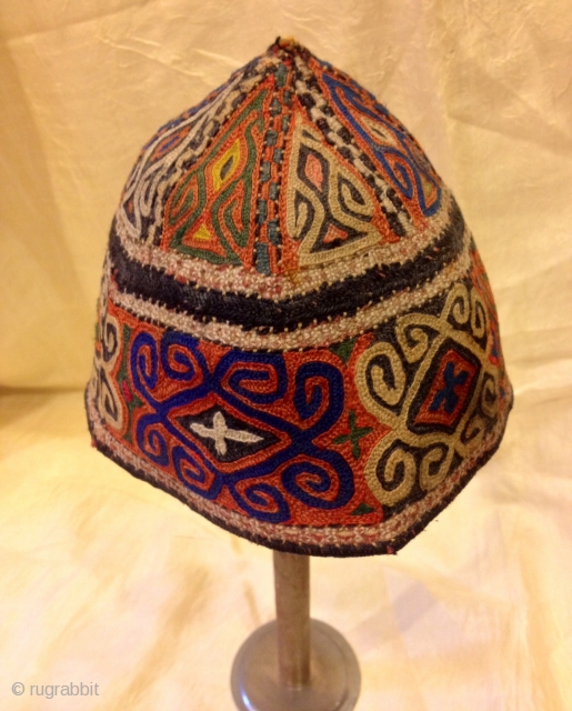 turkmens old vintage hat , antique old fabric , embroidery unisex hat, 

accesories hat, decorative hat

ethnic fabric

hat circumference 19 inç. ( 48 cm. )

Small Size 

U.S. fast shipping fedex ,extra no charge  ...