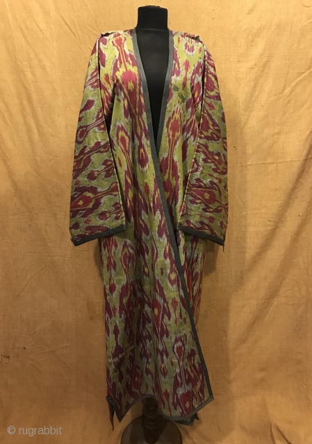 Uzbek Antique silk ikat chapan clothes

Size 
Height : 135 cm
Under arm : 72 cm
Shoulder size : 60 cm

Fast shipping worldwide 

Thank you visiting for my shop :)
      