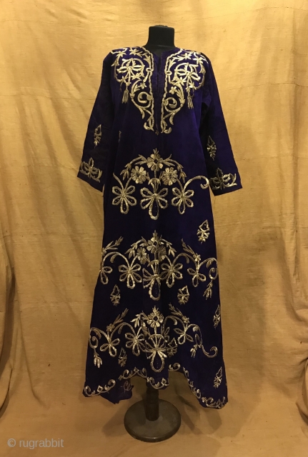 Vintage handmade Turkish ottoman silk velvet dress clothing 

Size: 
Height : 135 cm
Under arm : 50 cm
Shoulder size : 40 cm

Fast shipping worldwide 

Thank you visiting for my shop :)   