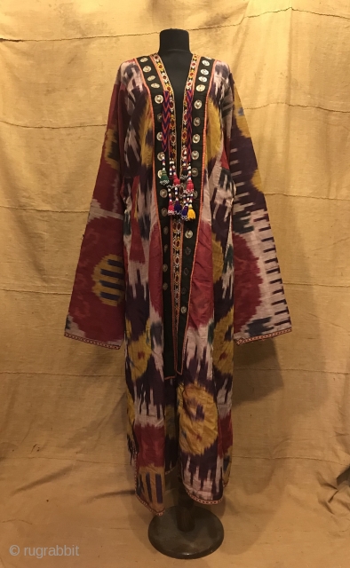 Uzbek Vintage silk ikat chapan clothes

Size 
Height : 140 cm
Under arm : 70 cm
Shoulder size : 60 cm

Fast shipping worldwide 

Thank you visiting for my shop :)      