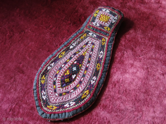 Silk embroidered Turkmen Tekke tie. Size:22.5 cm x 10.5 cm (9" x 4.5").                    