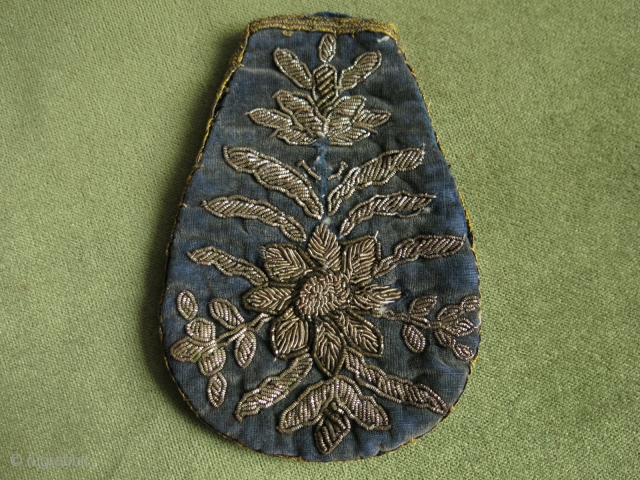 Double sided Persian pouch with metallic embroidery on velvet. 19th century. Size: 13 cm x 9 cm (5.1" x 3.5").             