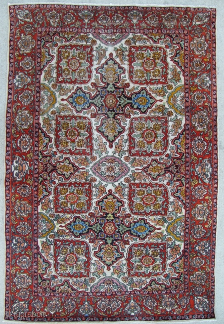 Antique Isfahan rug - 4'0 x 6'0 ft. -122 x 183 cm.                     