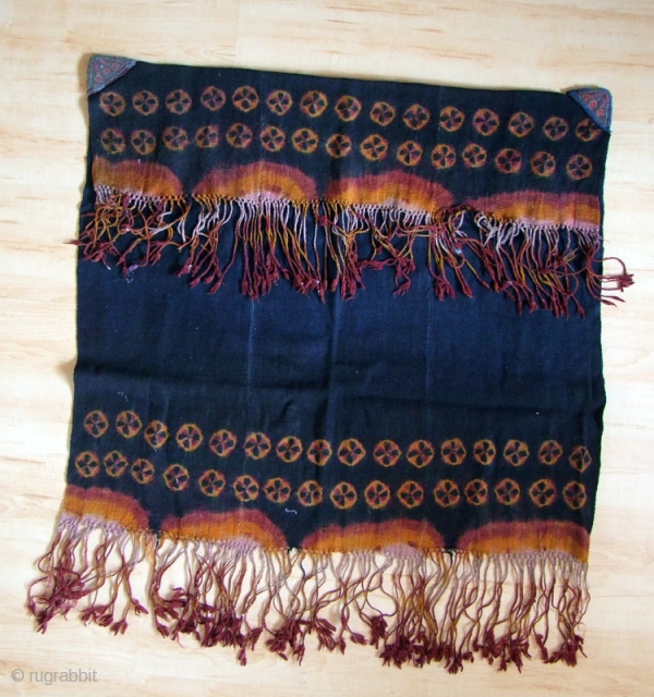 Shawl from the Zanskar Valley, West-Himalaya, India.
19th/20th century.
These shawls were made by the Zanskar women from home-spun and woven Yak-wool, dyed with indigo.
The pattern was done in tie-dye technique
75x85cm without the fringes 