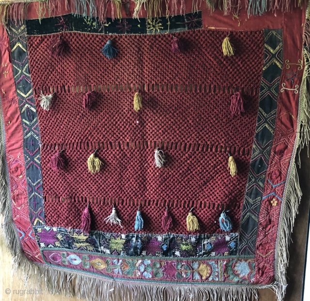     Here is an interesting Laki/Kungrat embroidered wall hanging.
     One of those family treasurers that are easy to over look.
      ...