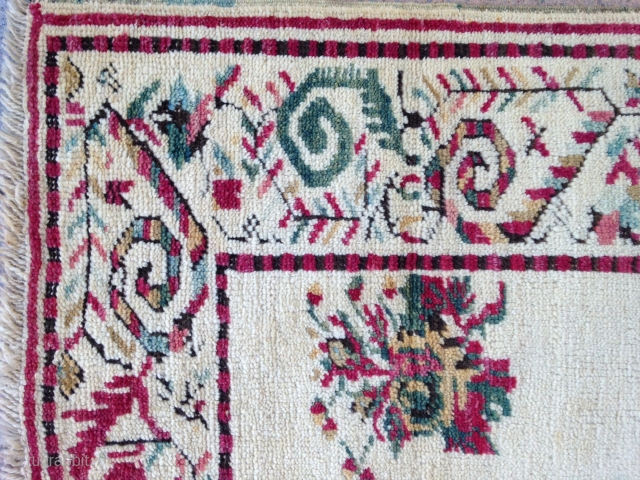 Very elegant Turkish rug ( Gordes ! ) 
Ivory field and border with attractive colors and drawing.
in a good condition accept same very few black ( brown ) nicely corroded.
Size : 153x113cm
Circa  ...