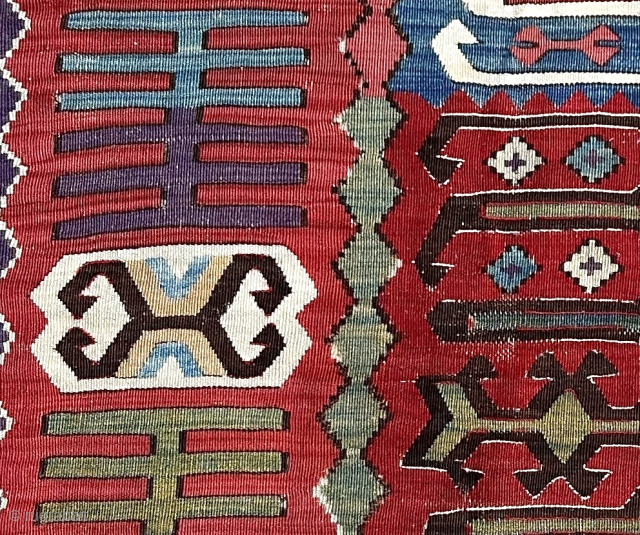 Kilimfragment
Westanatolia, Eskishehir or Kütahya
170x86cm
mounted                             