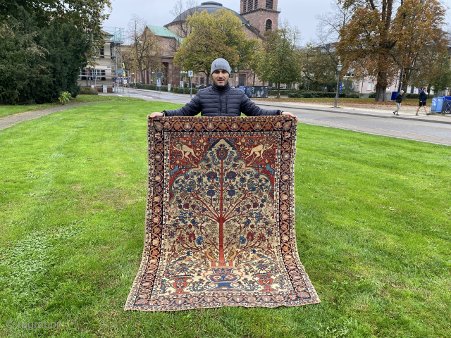 Farahan prayer rug with unusual pattern in very good condition 
Size 200x135 cm circa 1900                  