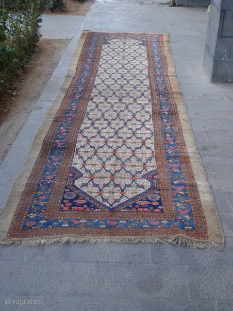 Carpet from Sarrab area in good condition painted in vegetable colours dating from 1900 size : 4,45 /115               
