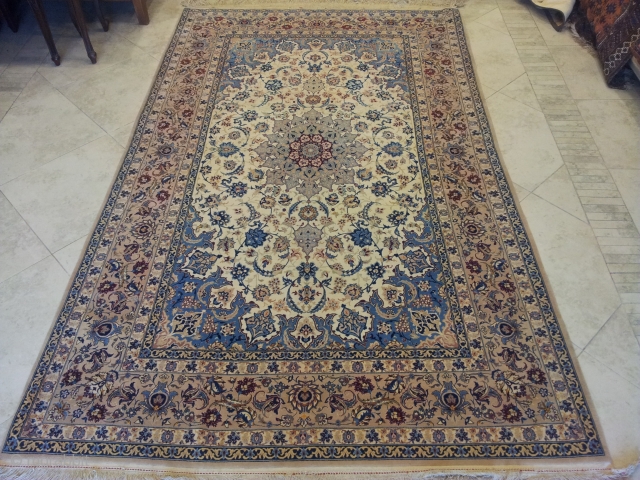 esfahan kork 
Based silk
middle 20th century 
perfect condition
size : 1.43 x 2.33 cm

                    