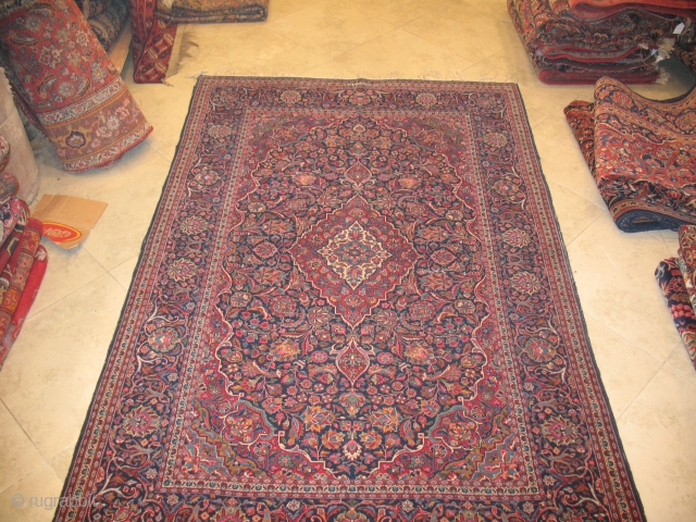 KASHAN CIRCA 1900
Good condition 
Good weaving 
Rare Design
SIGNED AS YOU CAN SEE AT PHOTO
SIZE 131 X 203
                