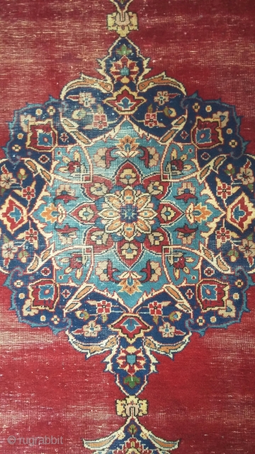 19th century Persian rug with a medallion. Size 185x120 cm                       