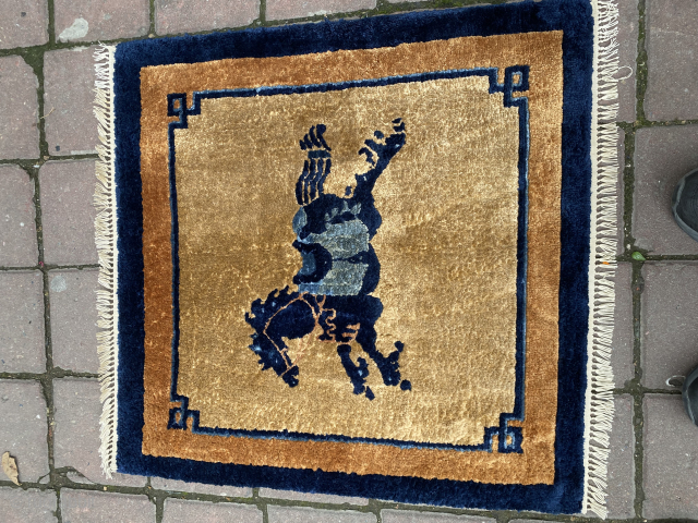 China silk rug

065x061 cm                             