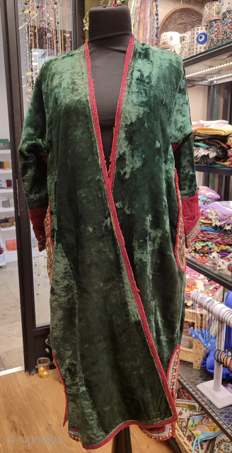 Turkmen silk velvet Chapan.

Size: 
Arms spread out 128cm.
Armpit 55cm.
Height 105cm.
Skirt 68cm.

Please contact me from whatsup, if you don't get a respond from me by email. My number is on my profile page.
 