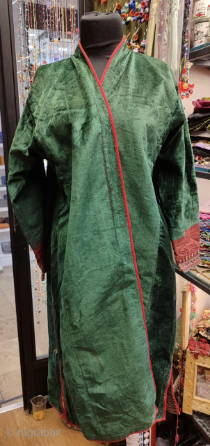Turkmen silk velvet Chapan. Some worn areas, can be seen on the photos.
İn general good condition.

Size: 
Arms spread out 141cm.
Armpit 55cm.
Height 107cm.
Skirt 75cm.          