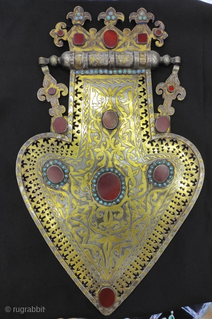 Turkmen large size pendant asyk. It weights 953 grams.
Size; 24.5cm wide and 40 cm high.                  