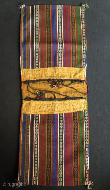 Azerbaijan Silk jajim small size double bag. Very good condition.

Size: 8.6" x 24.8" - 22 cm x 63 cm.

Please contact at murathanantiques@gmail.com
           