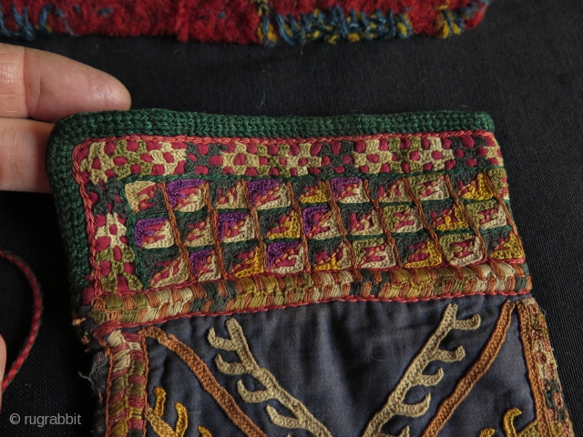 Turkmen small embroidered pouch. Silk embroidery on cotton.
Size: 5" x 8.5" - 13 cm x 21.5 cm                