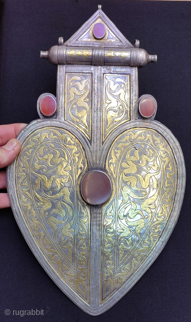 Türkmen silver asyk large size pendant decorated with carnelian stones..
786 grams. Size: 21cm x 36.5cm.
murathanantiques@gmail.com