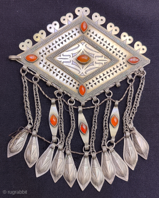 Turkmen silver costume decoration.
Size: 13.5cm x 17.5cm.
132 grams.
murathanantiques@gmail.com