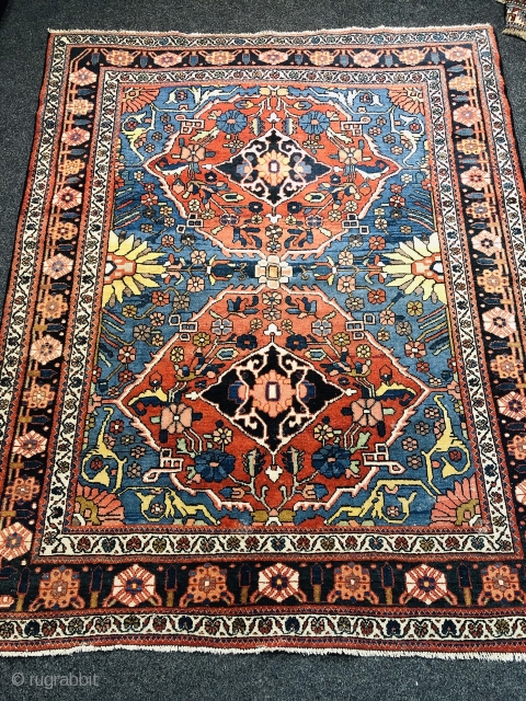 Antique Persian Bakhtiary rug, beautiful drawing. Size: 202x157cm / 6'7''ft by 5'2''ft                     