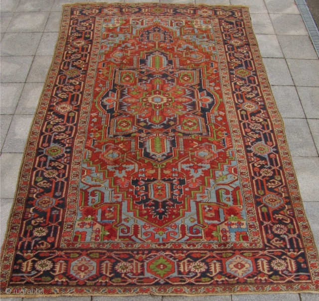 Antique Persian Heriz rug. Size: ca. 320cm x 205cm / 10'5 x 6'8'' More pictures on www.najib.de                