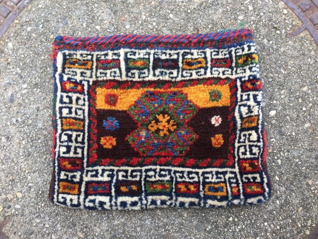 A lovely small Chanteh ( personal bag /purse) woven by Luri tribes of Persia, a true tribal weaving with no urban influences. Very nice collector´s piece. Size: ca. 27x23cm    