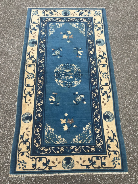 This lovely small-format antique Chinese rug with a royal blue field color has a timeless charm. The medallion, surrounded by chinese flowers, gives the carpet a touch of elegance and is reminiscent  ...