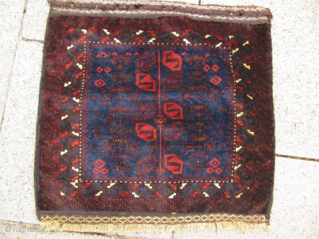 Very nice antique Baluch bagface. Shiny wool and beautiful flatwoven ends.Good condition. Size : ca 70cm x 65cm ( 2'3'' x 2'2'' )          