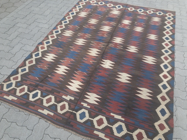 A very nice antique Persian kilim, probably from the Veramin region. Age: 19th century. All natural colors, size: ca. 267x183cm / 8'8''ft x 6ft         