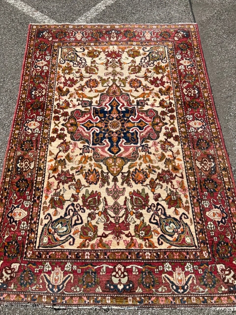 A fine antique Persian Isfahan rug, beautiful ivory field color. Size: 210x140cm / 7ft by 4’6ft http://www.najib.de                