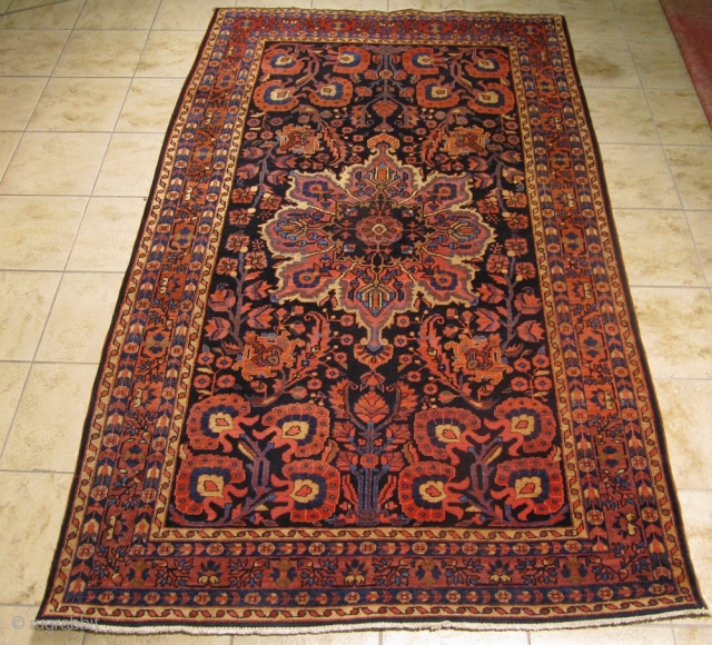 Fine antique Persian Sarouk rug, circa 1910. Size: ca. 240x145cm / 7'9''x4'8''ft                     