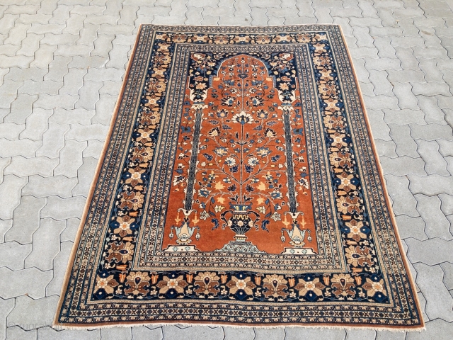 Fine antique Persian Tabriz rug displaying a tree of life flourishing out from a vase. Very elegant design, fine drawing, good quality. Size: ca. 190x135c m / 6'3''ft x 4'4''ft   