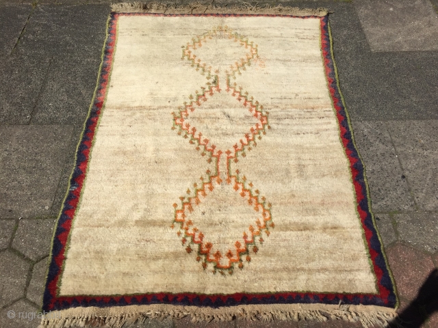 A very nice antique minimalist Southpersian Gabbeh rug, size: 175x127cm / 5'8''ft x 4'2''ft                   