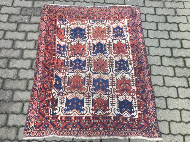 Antique ivory ground Southpersian Afshar rug, size: ca. 133x109cm / 4'4''ft x 3'8''ft little worn spots in the middle, otherwise good condition, www.najib.de          